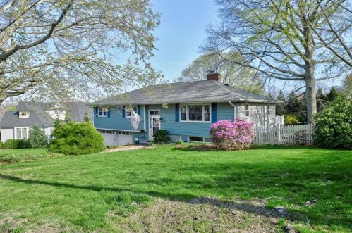 3 Acacia Dr, Middletown, RI 02842-7001