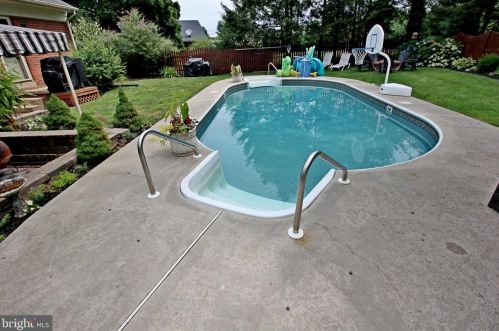1636 Santa Barbara Dr, Lancaster, PA 17601-4120