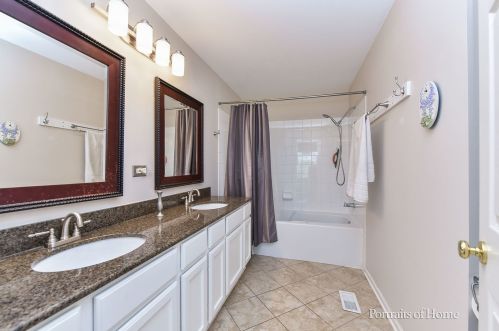 558 Pinebrook Dr, Lemont IL  60490-3121 exterior
