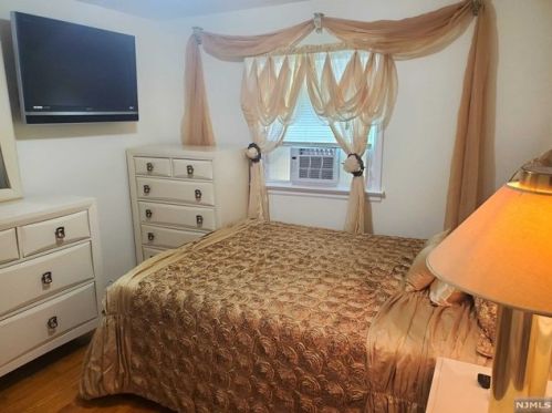 61 Voorhees St, Teaneck NJ  07666-6215 exterior