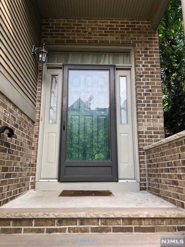 10 Jordan Dr, River Edge, NJ 07661-2449