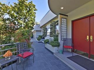 1048 Myrtle Dr, Portland, OR 97201-2269