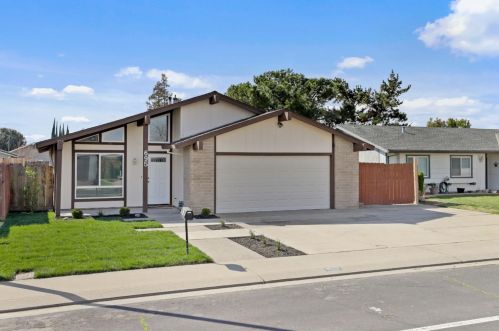 695 Alpine Ave, Manteca, CA 95336-4053