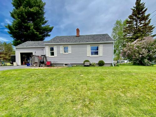 14 Pond St, Presque Isle, ME 04769-2551