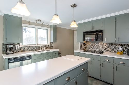 14 Sunset Dr, Dover, NH 03820-4319