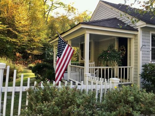 56 Mount Tom Passway, Morris CT  06763-1032 exterior