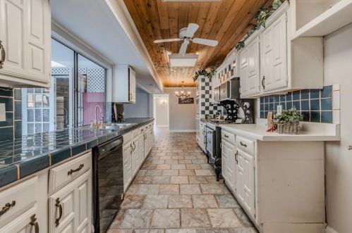 1939 Rambling Rdg Ln, Carrollton TX 75007-3154 exterior