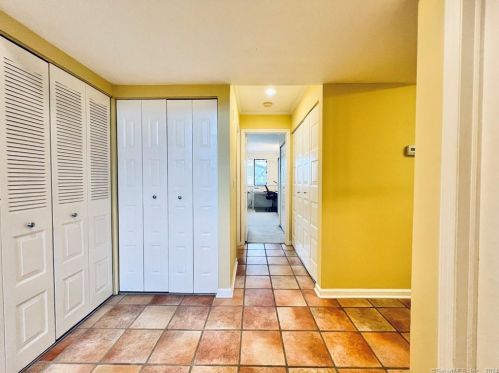 180 Rowayton Woods Dr, Norwalk, CT 06854-3911