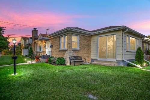 8001 Elmore St, Niles, IL 60714-2409