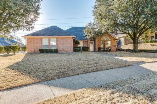 10229 Trail Ridge Dr, Fort Worth, TX 76126-9517