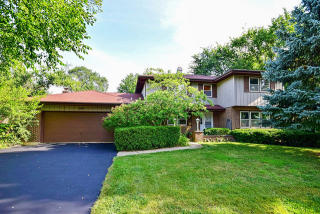 308 Chatelaine Ct, Willowbrook, IL 60527-1901
