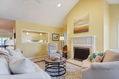 1011 Camden Ct, Atlanta GA  30327-4276 exterior
