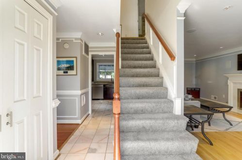 6808 Houndmaster Rd, Springfield VA  22152-2715 exterior