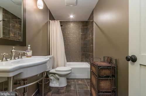 228 Lord Fairfax St, Charles Town WV  25414-2607 exterior