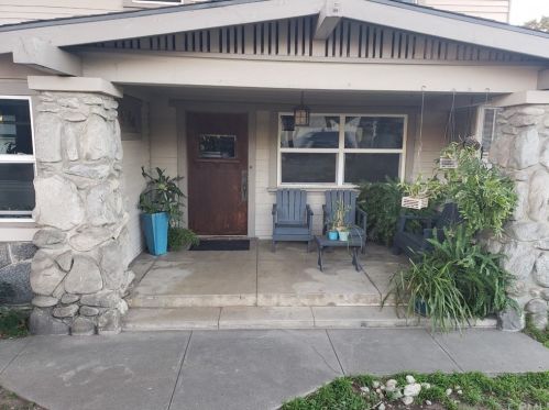 940 16th St, Upland, CA 91784-1802