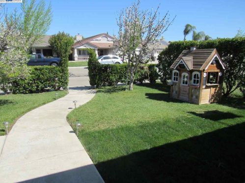 1010 Norman Dr, Manteca, CA 95336-5954