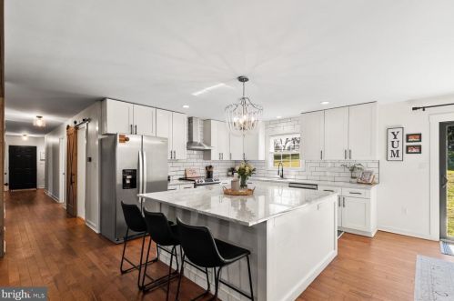 2146 Stonecrest Dr, Lancaster PA  17601-5437 exterior