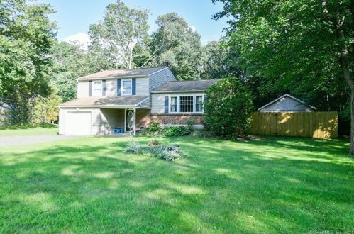 8 Boulder Dr, Waterbury, CT 06716-1409