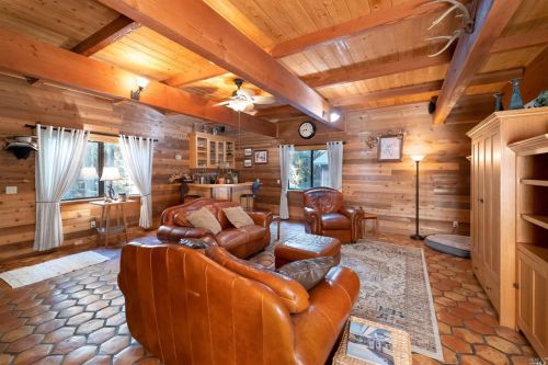 22175 Puccioni Rd, Healdsburg, CA 95448-8240