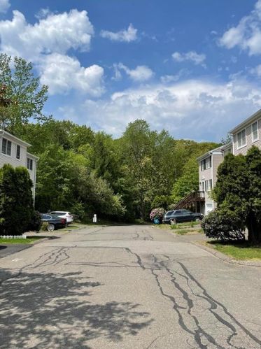 84 Summit Cmns, Derby CT  06418-1262 exterior