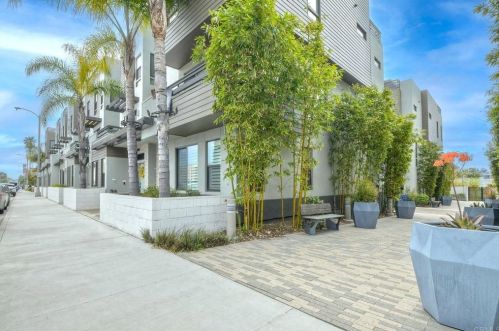 2557 State St, Carlsbad, CA 92008-1624