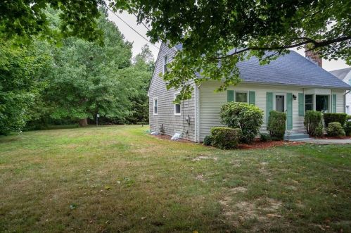 5 Barton Ln, Middletown, RI 02842-4603