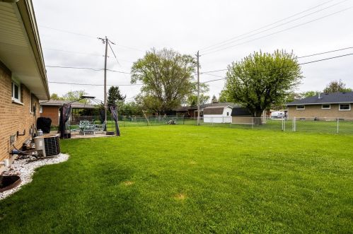 4466 Phoenix Dr, Springfield OH  45503-6326 exterior