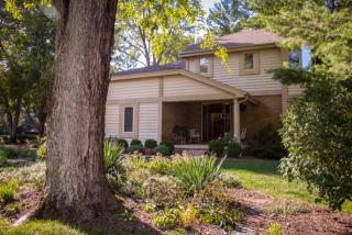 294 Northwoods Dr, Columbus, OH 43235-4422