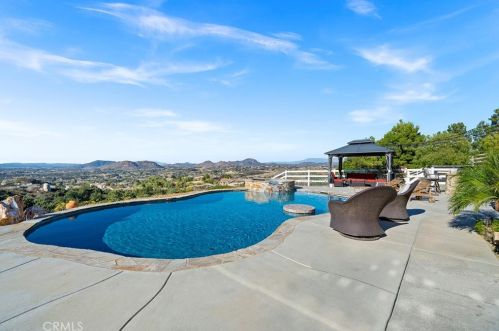 40107 Calle Breve, Temecula CA  92592-8692 exterior