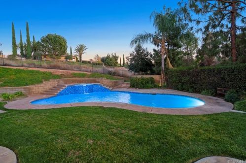 7470 Chateau Rdg Ln, Riverside CA  92506-7542 exterior