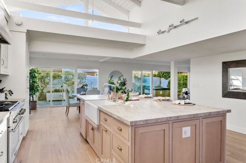 17089 Westport Dr, Huntington Beach CA  92649-4246 exterior