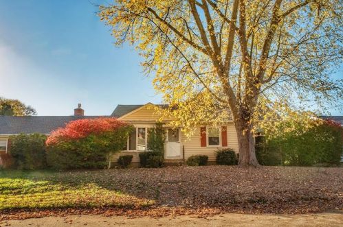 49 Creekwood Dr, Warwick, RI 02886-7632