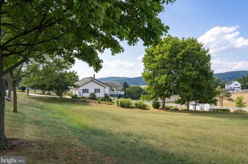 785 Leed Hill Rd, Ephrata, PA 17522-9718