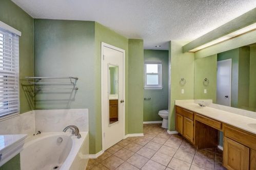 4000 Cortina Dr, Austin TX  78749-4924 exterior