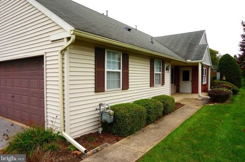 3253 Falcon Ln, York, PA 17315-2770