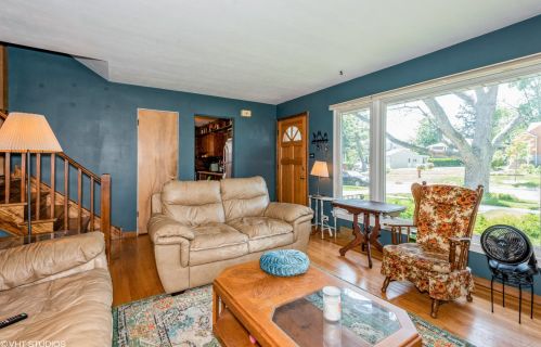 121 3rd Ave, Villa Park, IL 60181-2320