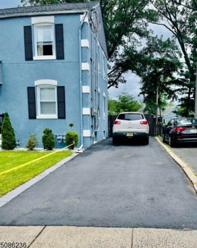 21 Edgewood Ter, South Bound Brook, NJ 08880-1362