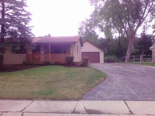661 Clover Rd, Lake Barrington, IL 60084