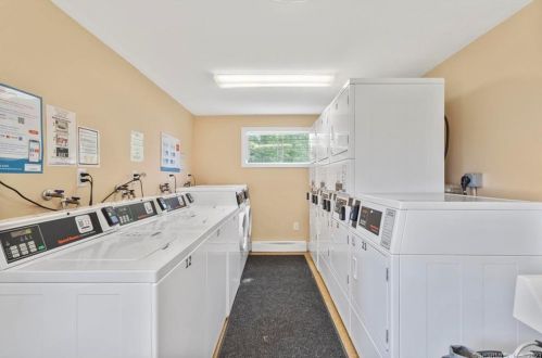 24 Heather Rdg, Huntington CT  06484-4682 exterior