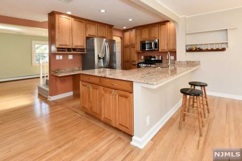 75 Oldis St, Rochelle Park, NJ 07662-3816