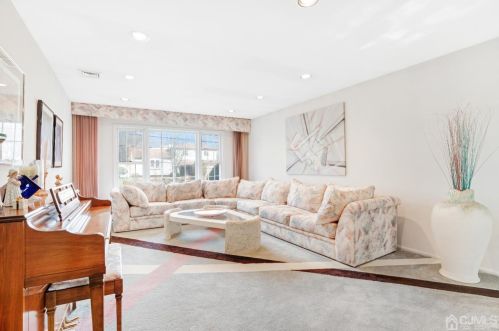 3 Nightingale St, Edison, NJ 08820-2751