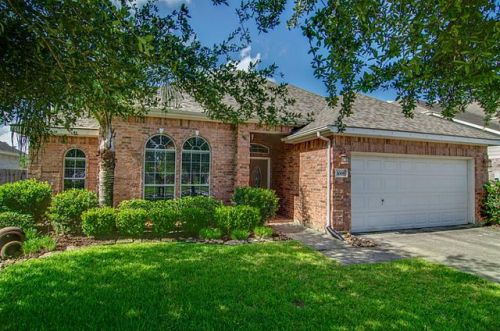 1008 Autumn Brook St, Taylor Lake Village, TX 77586-3946