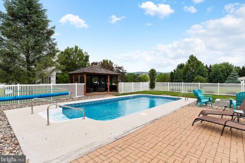 22 Meade Dr, Carlisle PA 17013-8141 exterior