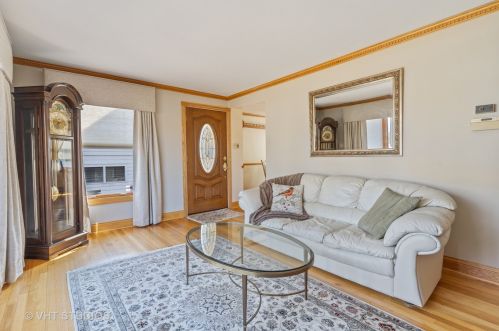 126 Ashland Ave, Palatine, IL 60074-5404