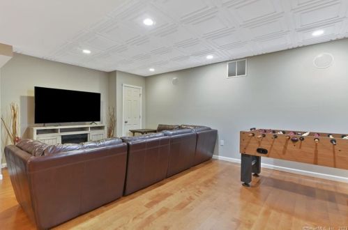42 Vintage Ln, Wapping CT  06074-1616 exterior