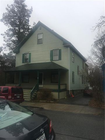 25 Rhode Island Ave, Middletown, RI 02840-2652