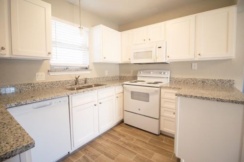 2024 Clubview Dr, Carrollton TX 75006-1704 exterior