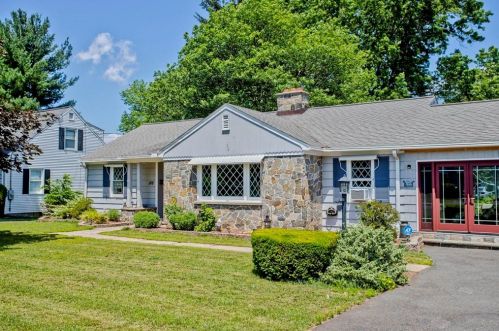 186 Elm St, Windsor Locks, CT 06096-2230