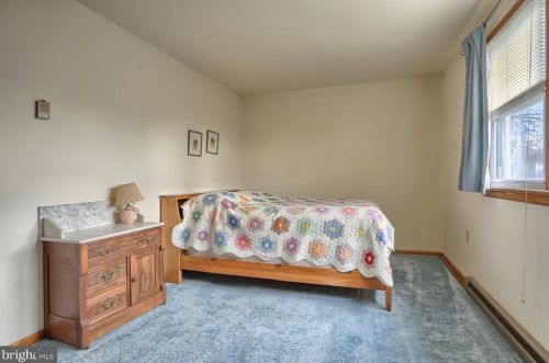 208 Garland Dr, Carlisle PA  17013-4271 exterior