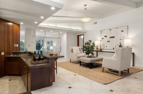 3333 Country Club Dr, Glendale CA  91208-1717 exterior